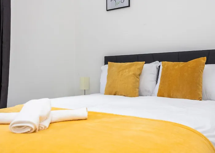 Cozy City Haven - Bright 2Br Apartment, Central Stay Next To Major Station
