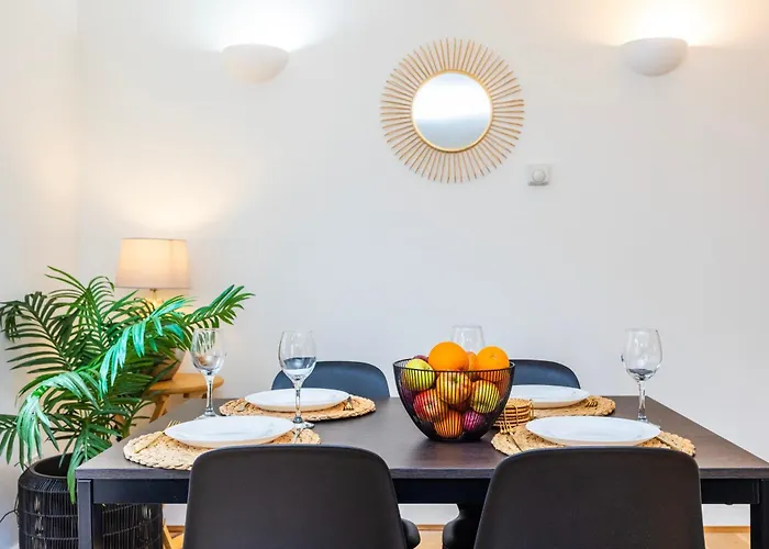 Cozy City Haven - Bright 2Br Apartment, Central Stay Next To Major Station